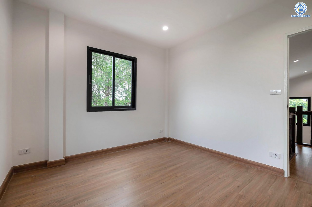 บ้านมือสองตกแต่งใหม่ คุณภาพแบรนด์ LH โครงการ ชลลดา บางบัวทอง เนื้อที่ 83 ตร.ว. ตกแต่งหรูหรา ฟังก์ชันจัดเต็ม 5 ห้องนอน 3 ห้องน้ำ จอดรถได้ 2 คัน พร้อม Facilities ครบ! บนทำเลคุณภาพ เชื่อมต่อได้หลายเส้นทาง ใกล้เซ็นทรัลเวสต์เกต และรถไฟฟ้า "สถานีบางพลู"